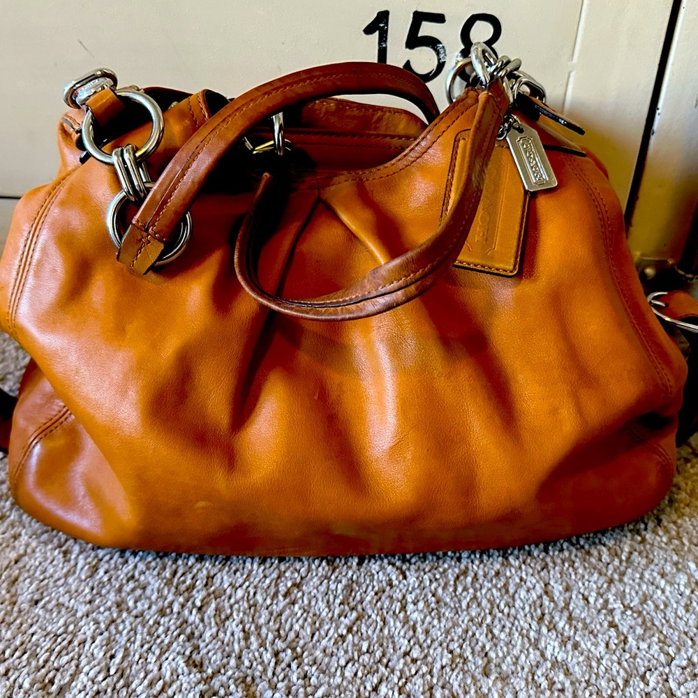AUTHENTIC Coach 3 pocket hand bag!!! Saddle leather, soft leather! 👜